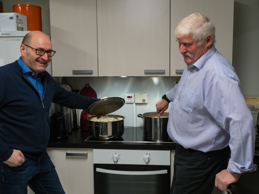 Berthan Aashaug og Olav Horten stod for elggryte med tilbehør.